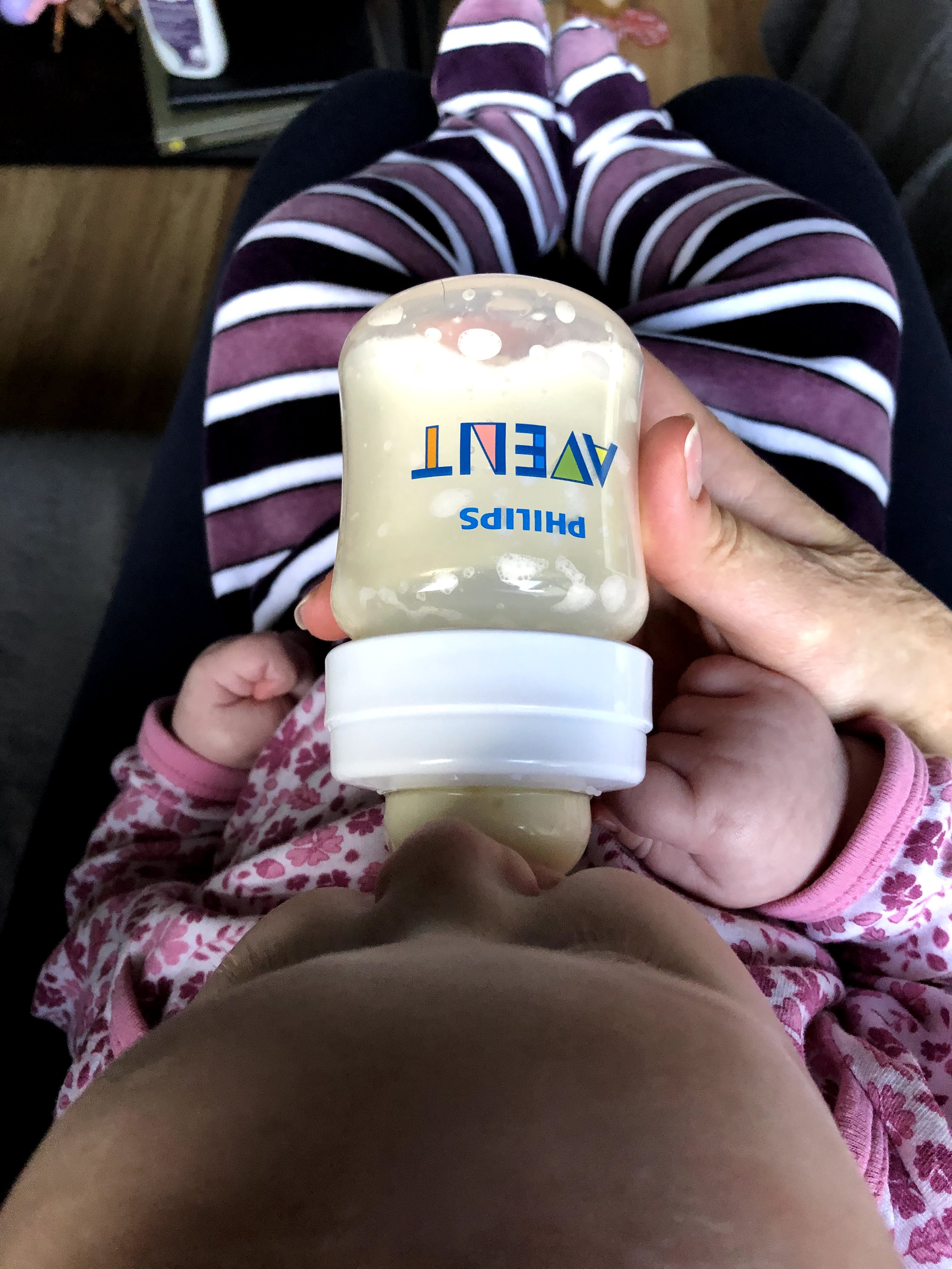Dziecko karmione mlekiem modyfikowanym z butelki