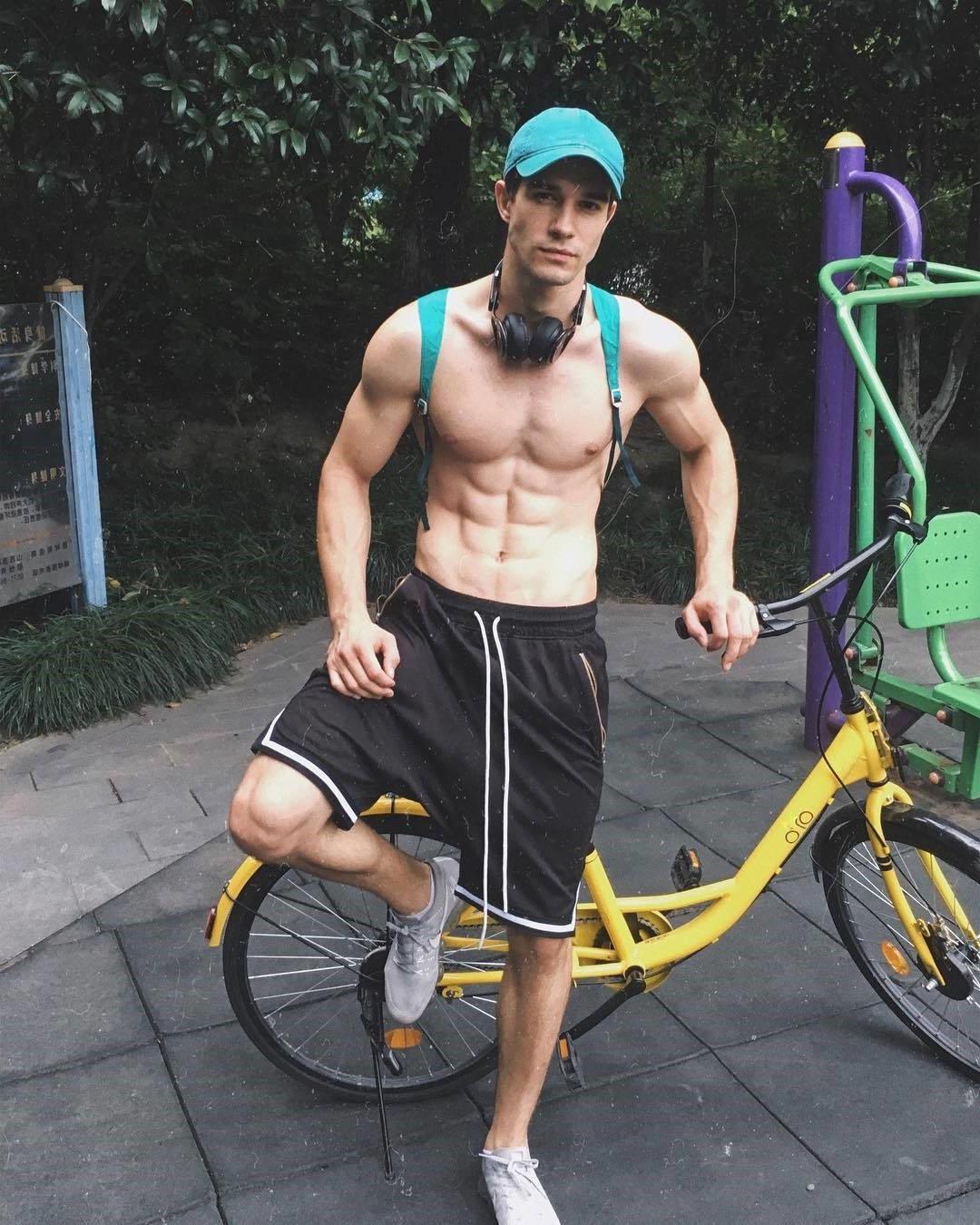 hot-bicycle-guy-fit-body-abs-straight-bro