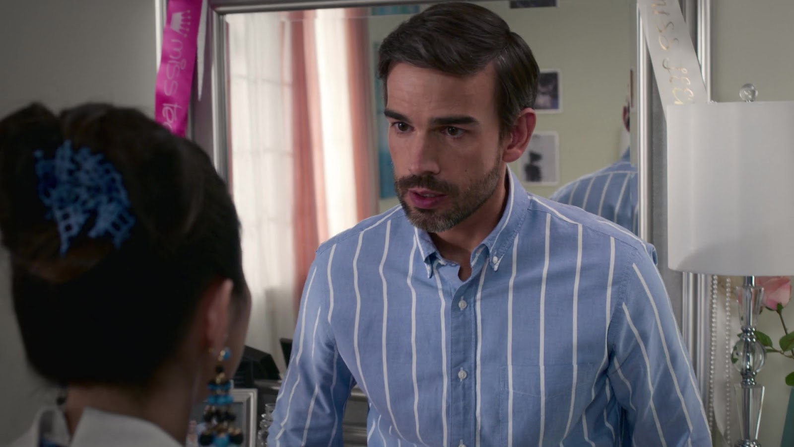 Films Et Séries Tv Avec Christopher Gorham ausCAPS: Christopher Gorham shirtless in Insatiable 1-07 "Miss Magic Jesus"