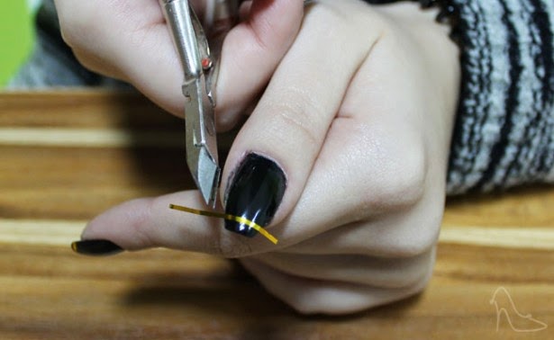 Decoracion de uñas con cinas metálicas y esmalte - uñas postiza decoradas - imagenes