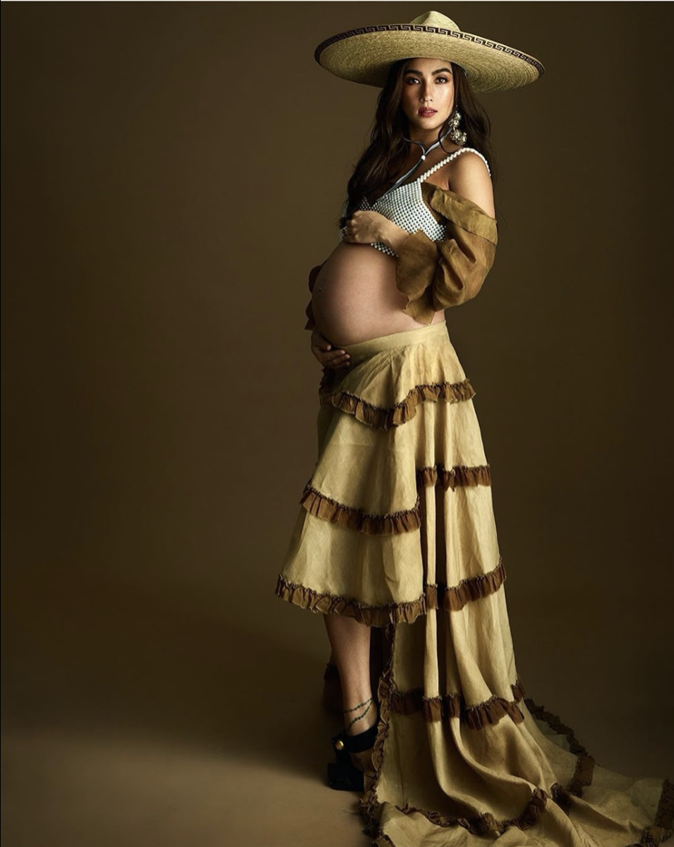 Mga kakaibang maternity photos ni Solenn Heussaff hinangaan ng netizens.