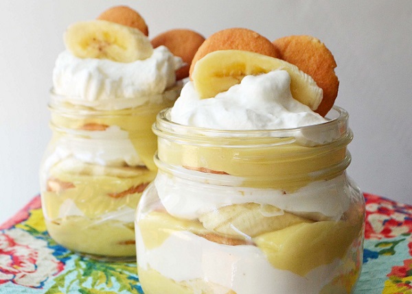 How to make custard with bananas and biscuits
