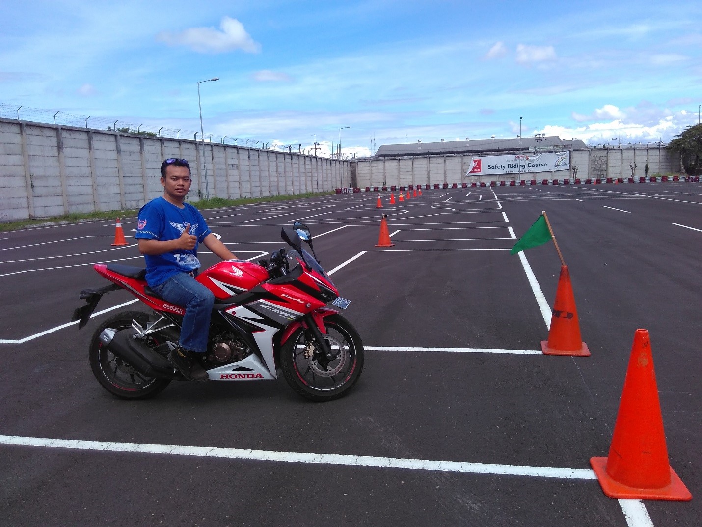 Фото для автошколы мотоцикл и автомобиль. Riding air. Riding safety. Riding safety. Riding safety.