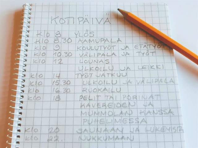 Kotipäivän aikataulu ruutupaperille kirjoitettuna, kynä vieressä