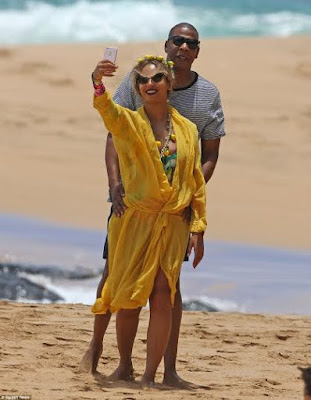 3 Beyonce & JayZ show rare PDA on a beach in Hawaii (photos)