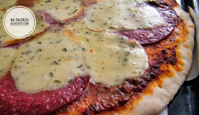 Pizza na cienkim cieście z salami i mozzarellą