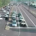 Vídeo registra momento em que veículo fora de controle cruza oito faixas de rodovia sem bater em alta velocidade