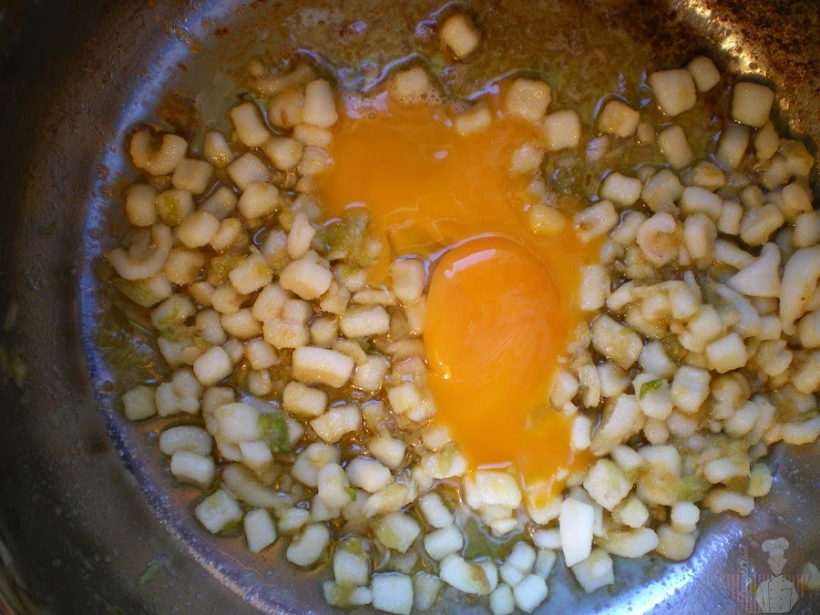 Guiso de alcachofas rellenas de chocos. Elaboración del relleno de chocos