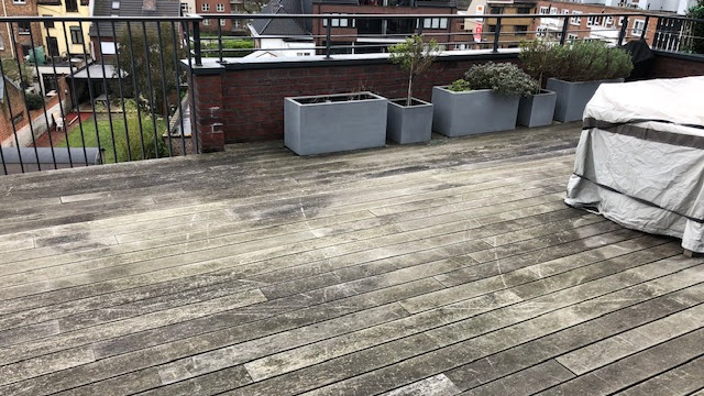 Terras reiniging renovatie van ipé houten terras in Gentbrugge bij Gent. Dit houten terras werd op een milieu vriendelijke manier volledig opgeschuurd en met speciale terrasolie behandelt.