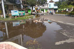 Keluhan Warga, Terkait Genangan Air Di Jalan Bundaran di Tengah Kota