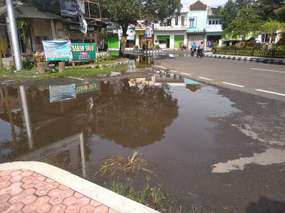 Keluhan Warga, Terkait Genangan Air Di Jalan Bundaran di Tengah Kota