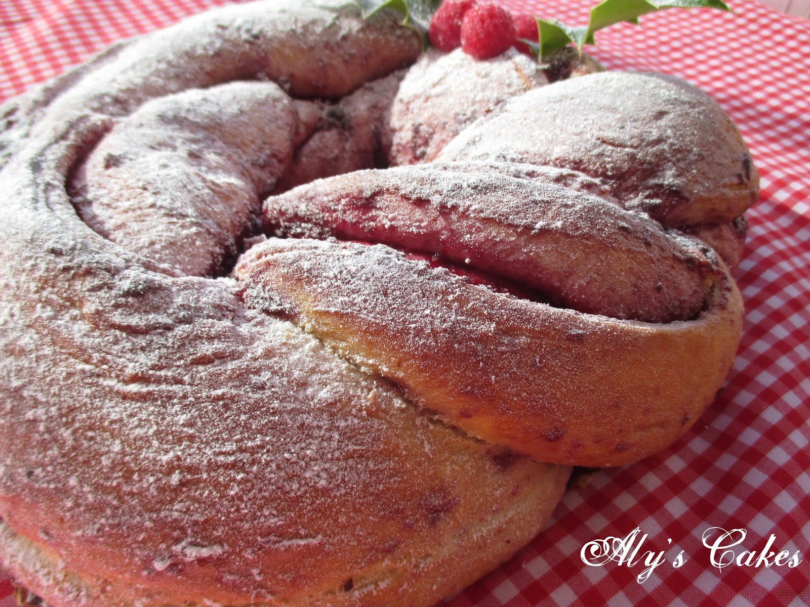 Aly's Cakes PAN DULCE RELLENO DE MERMELADA DE FRUTOS ROJOS