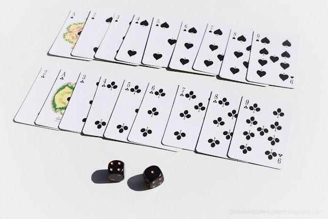 Dopełnianie ćwiczenia i karty pracy, zdjęcie przedstawia karty ułożone w dwóch rzędach w kolejności od jeden do dziewięć oraz dwie kostki 
