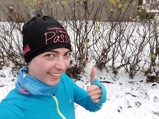 Coureuse souriante, Montréal, neige, pouce en l'air