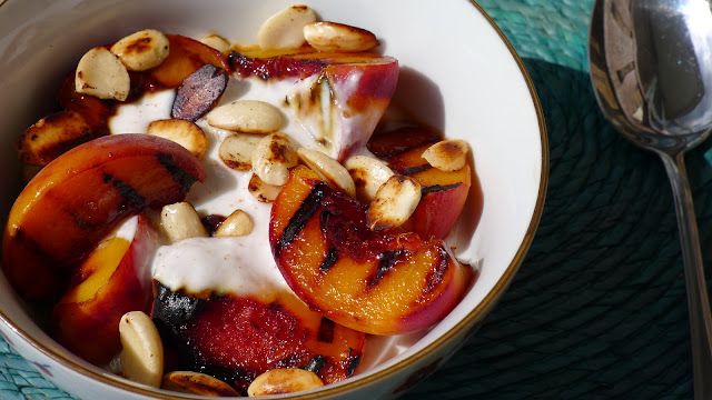 Grilled peaches with yoghurt