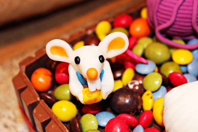 PASTEL DE CUMPLEAÑOS KIT KAT, LACASITOS Y M&M'S DECORADO CON GATOS