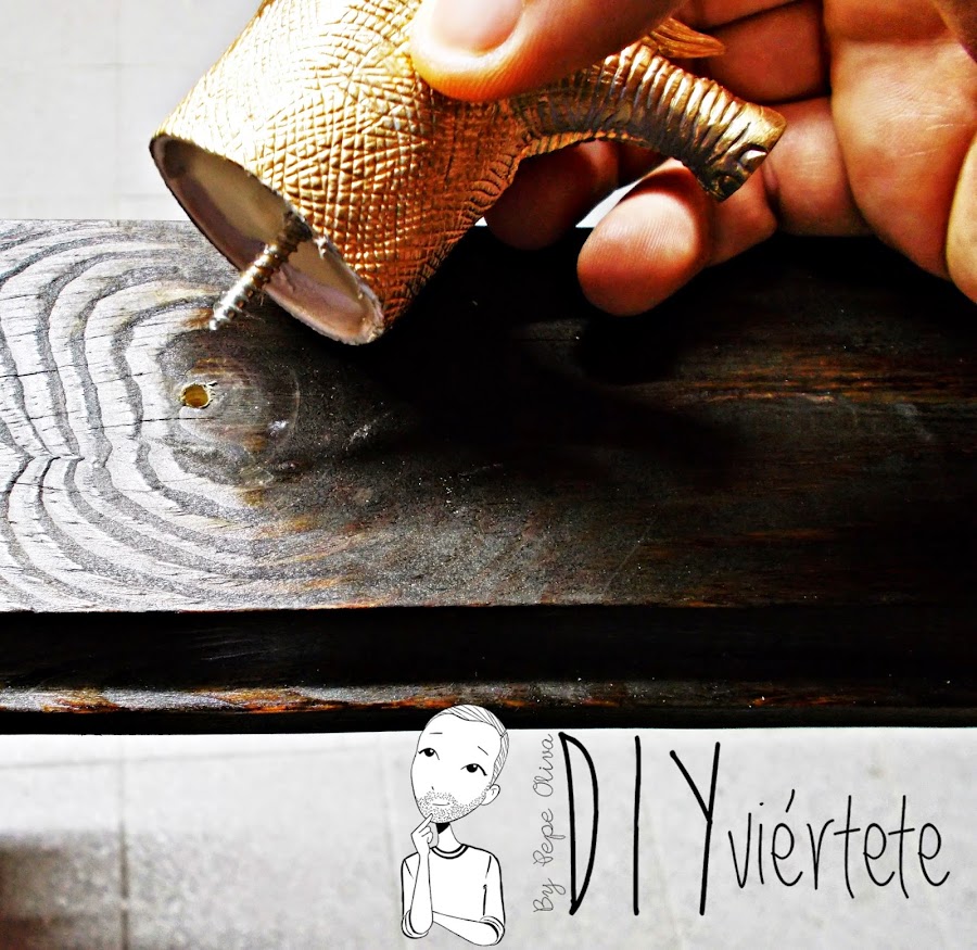 DIY-perchero-reciclaje-animales de plástico-juguetes-spray dorado-8