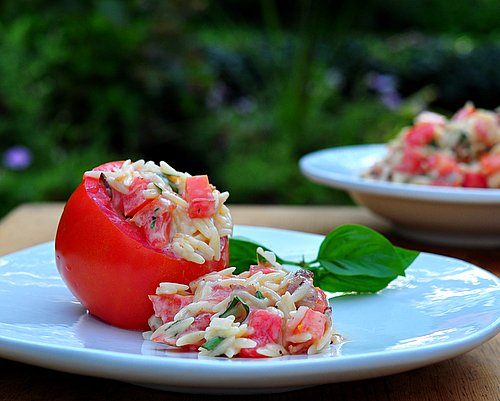 BLT Pasta Salad ♥ KitchenParade.com, a salad version of the summer classic BLT sandwich.