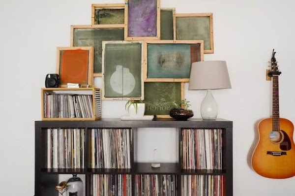 estantería libros, discos, guitarra