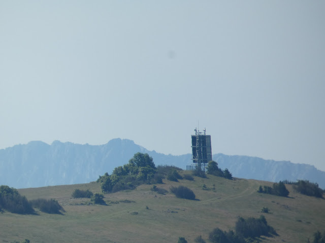 Un étrange appareillage dans le lointain, au sud. En arrière plan il semblerait que ce soit le synclinal de Fenouillèdes avec les gorges de Galamus vers la droite (à confirmer)