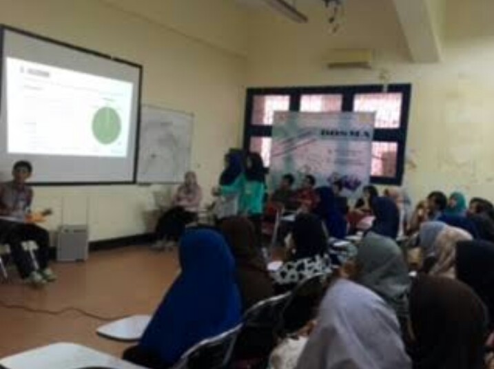 Seorang dosen fakultas hukum sedang memberi kuliah hukum pidana
