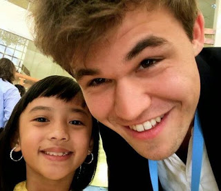 Blitz aux échecs: Magnus Carlsen réalise un selfie avec une jeune fan 
