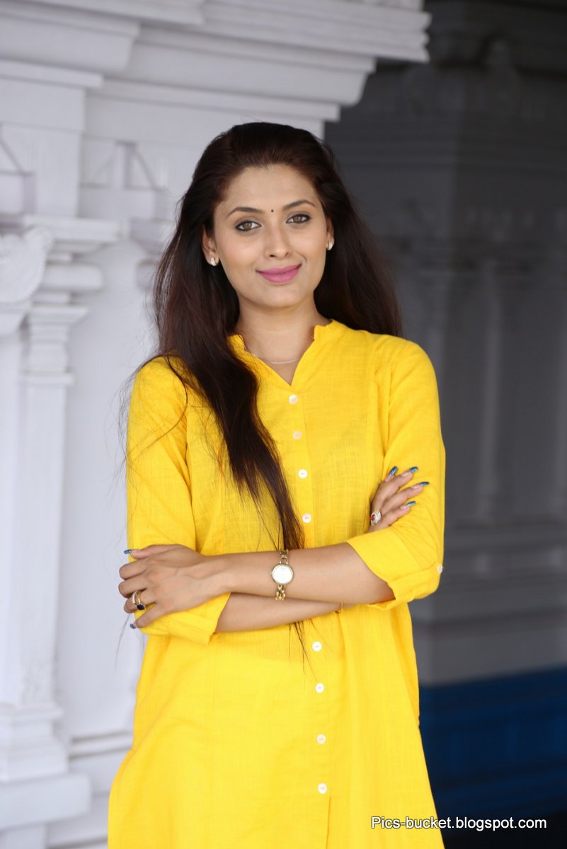 Actress Geetika Tyagi Latest HD Photos and Wallpapers - Cantik Sexy Hot