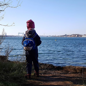 Küsten-Spaziergänge rund um Kiel, Teil 2: Der Ölberg in Mönkeberg. Das Spazierengehen auf dem Uferweg hat uns als Familie viel Spaß gemacht.
