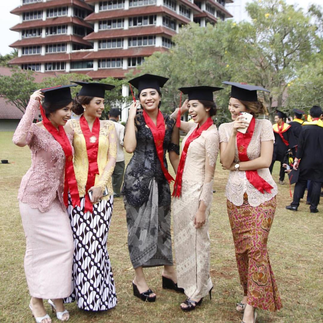  Model  Kebaya Broklat Wisuda Rok  Batik  Modern Inspirasi  