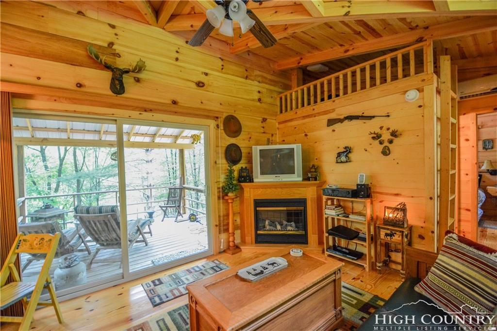 TINY HOUSE TOWN Lansing Cabin With Just 400 Sq Ft of Space