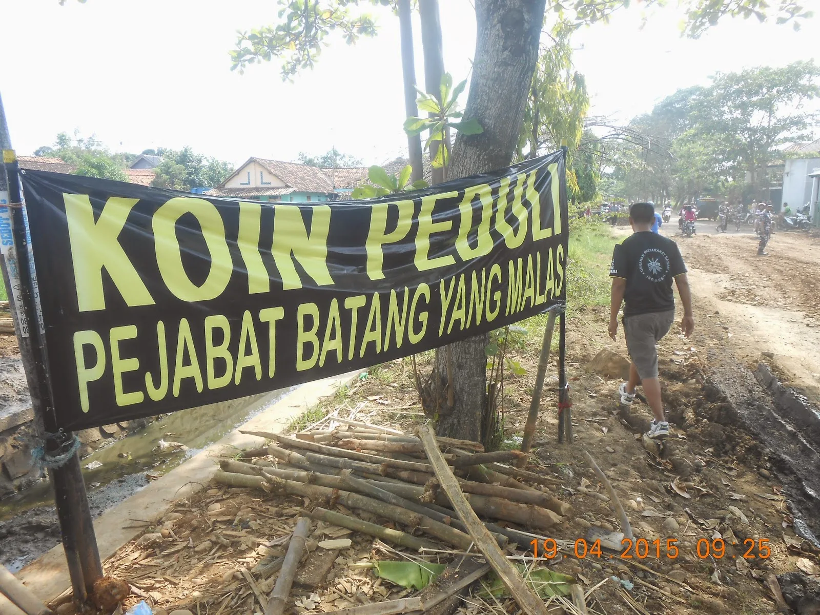 Ratusan massa yang mengatas namakan diri Gerakan Masyarakat Bawah Indone sia (GMBI) Wilter Jawa Tengah bersama warga setempat pagi tadi melakukan aksi simpatik dengan kerja bahakti mengaspal jalan Yos Sudarso Batang