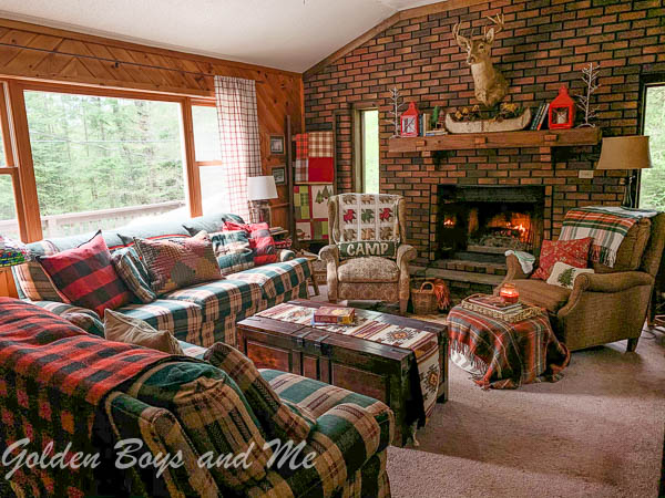 Rustic family room in mountain cabin - www.goldenboysandme.com