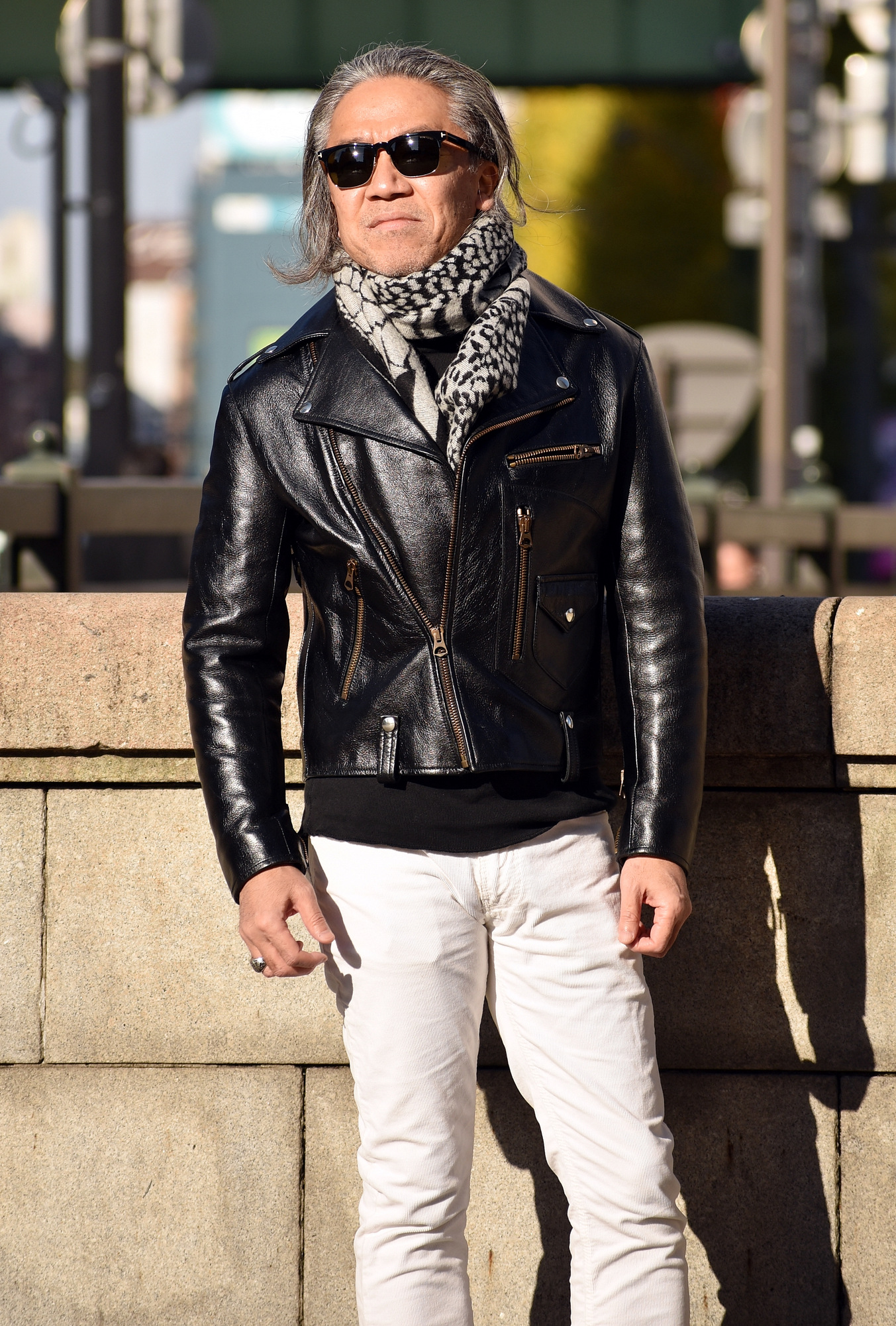 日本では見かけないレザー ジャケット＆白パンツのコーディネート