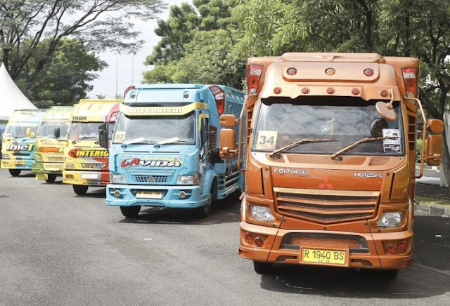 Modifikasi Truk Colt Diesel-oranye biru