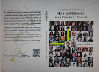 Txema Azkona, director de Acupuntura Bilbao espacio de eQilibrio con el libro de la Fundacion Vencer el Cancer