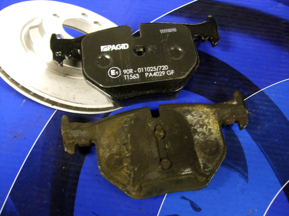 BMW E46 Rear Brake Discs and Pads Replacement