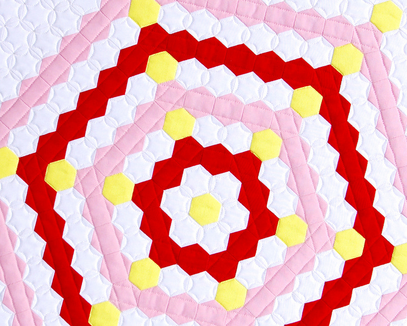 Robert Kaufman Kona Color of the Year - Highlight Hexagon Mini Quilt | © Red Pepper Quilts