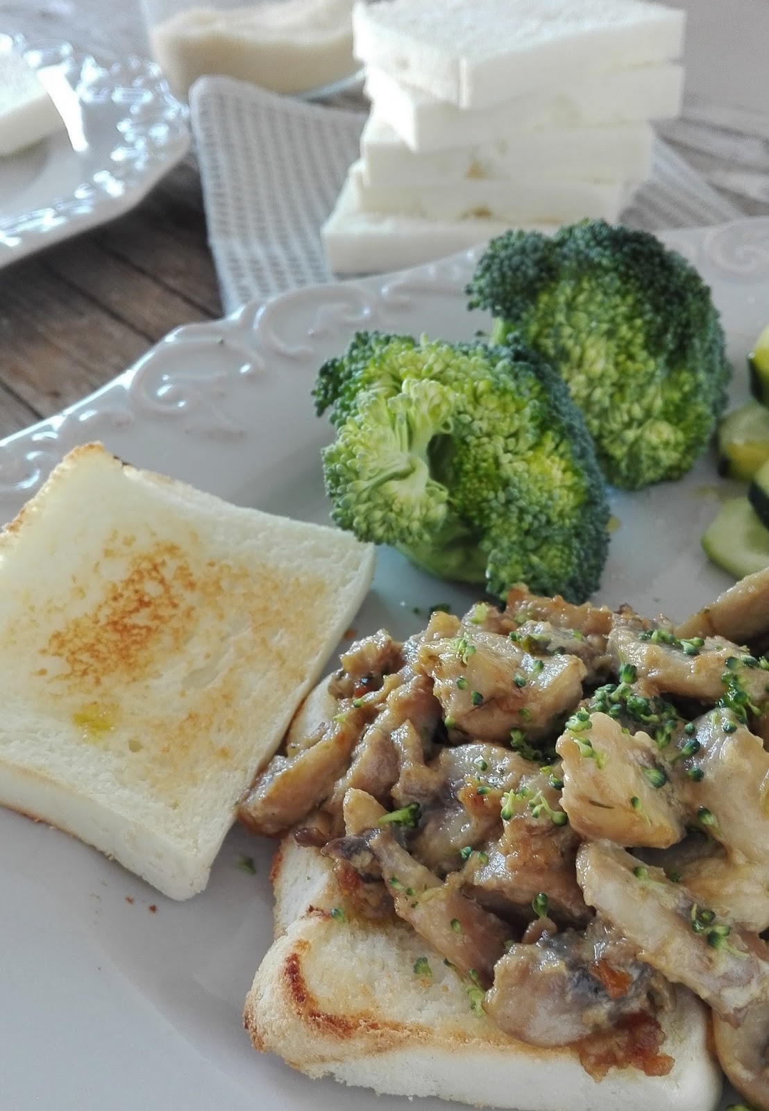 Cosas con Encanto CREAMY MUSHROOMS ON TOAST, TOSTADA DE CHAMPIÑONES