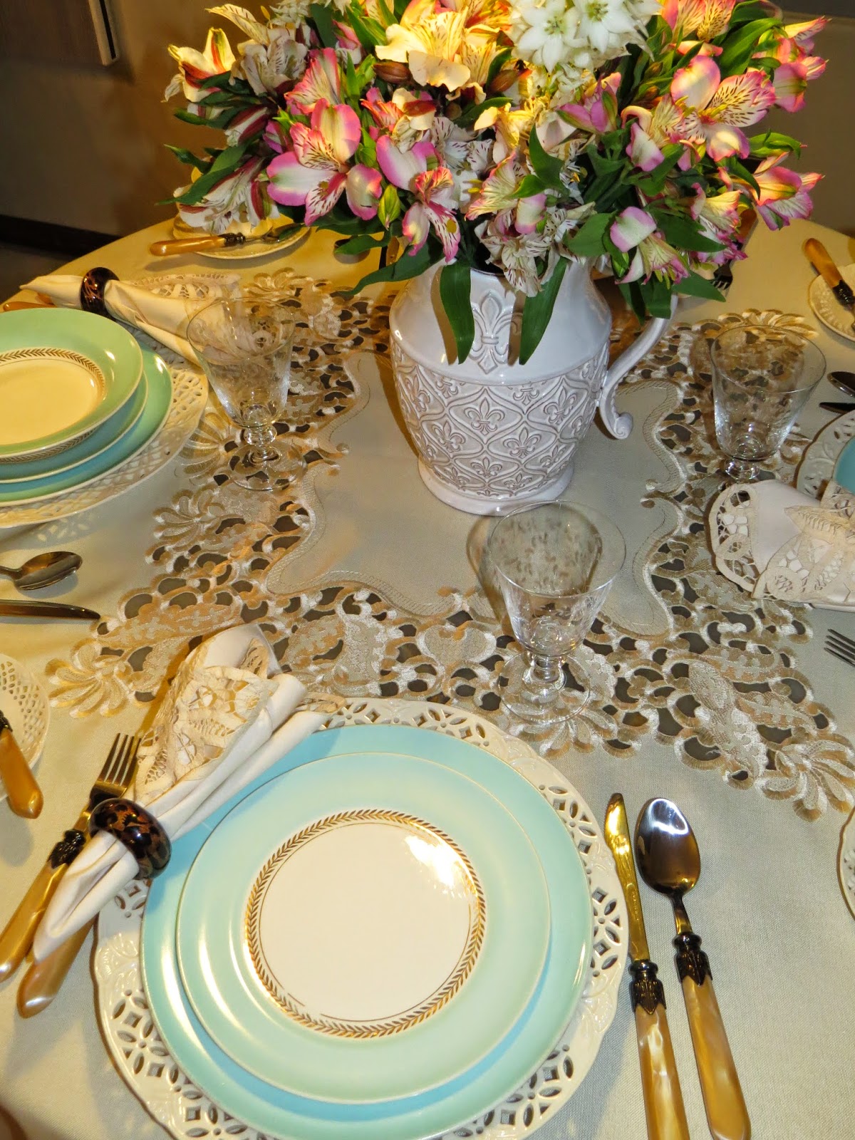 FABBY'S LIVING: FABBY: A Simple Lace Tablescape