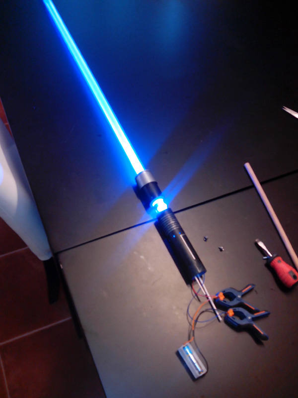 Vogvigo 2 Raíces Lightsaber 丨Cosplay Jedi Knight丨Carga USB LED-RGB Espada Laser 7 Colores Sable de Luz con Mango de Metal 77cm Darth-Gris 1 Juegos de Sonido de Combate Simulado 