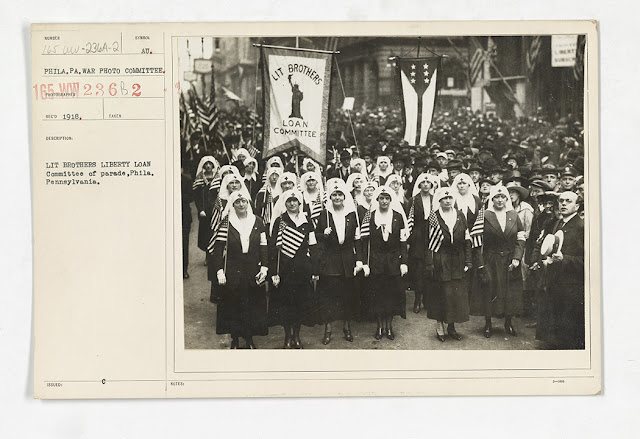 O Liberty Bonds desfila na Filadélfia, 1918 via Wikimedia Commons