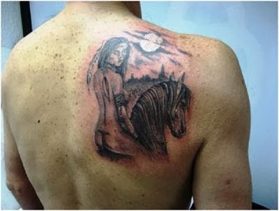 tatuagem de india com cavalo nas costas