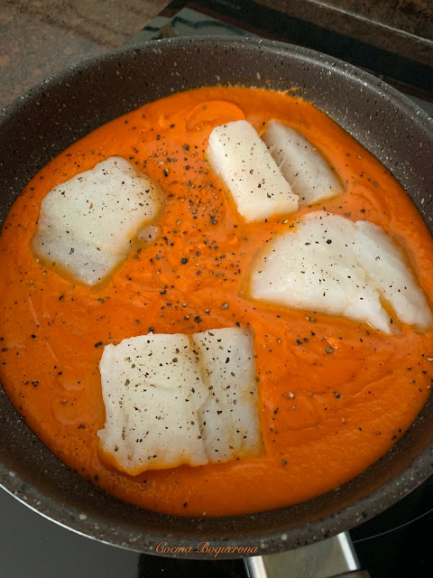 Bacalao con salsa de tomate y piquillos