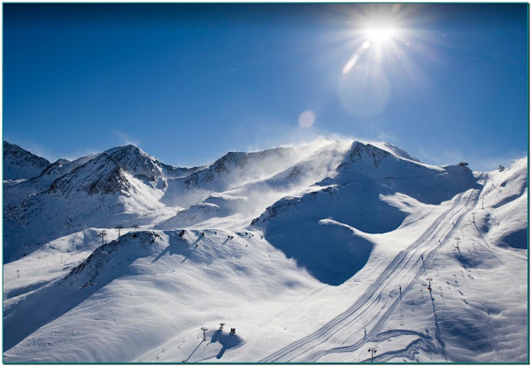 La neige ce matin sur le Pas de la Case Andorre. Pyrénées Andorra Ski Grandvalira 210 km. Plus grande station du sud de l'Europe. Réserver sans crainte votre appartement ou Gite vacances! Vous donner les moyens de réserver et de voyager au Pas de la Casa en Andorre en toute sérénité est notre priorité. Grifo Vacances, tous nos logements suivent tous un protocole de désinfection VIP Protection COVID-19. Vivez vos vacances ski en indépendant, sans risque, comme à la maison!. Tel un gîte plus vos pistes de ski au pied de votre Résidence au Pas de la Case en Andorre, skier en totale sécurité et protection totale COVID-19 dans l’appartement ou le chalet chez nous au Pas de la Case. Nous nous engageons à vous offrir les moyens de réserver avec flexibilité et de vous accueillir à Grandvalira Soldeu El Tarter et Pas de la Casa (Location vacances ski Andorra) en vous garantissant le meilleur niveau de sécurité aux Pyrénées avec notre garantie sérénité totale. grifovacances@andorre.ad WhatsApp +33602167112 - Tel. +376855250. . . . #vacancesski #vacancesski2020 #vacancesskienfamille #vacancesskis #vacancesski #vacancesskineige #ski #vacances #locationvacances #nature #sportsdhiver #vacation #montain #lamontagne #luxury #luxuryplaces #premiumchalet #locationchalet #gitedecharme #locationgite #rbnb #chaletdemontagne #montagne #hiver #neige #skiholidays #vacancesdhiver