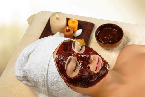 Masque de chocolat et de miel pour hydrater la peau du visage Masque de chocolat et de miel pour hydrater la peau du visage