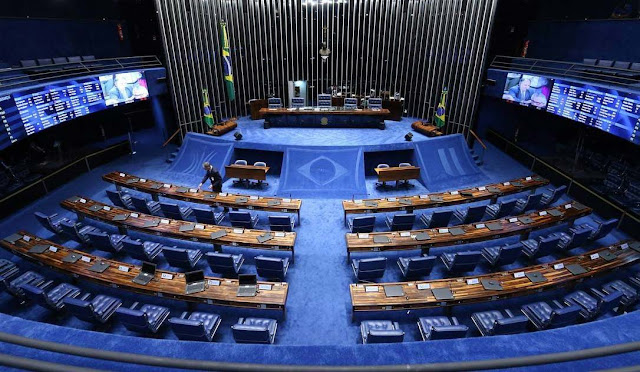 Senado aprova projeto que prevê até 3 anos de prisão por furar fila da vacina