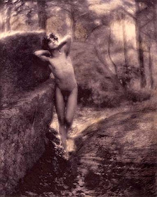 Male nude, F. Holland Day. Source: Scan from the book ''Suffering the ideal''.