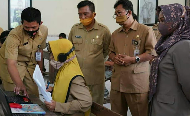 Mojokerto - majalahglobal.com : Wali kota Mojokerto Ika Puspitasari  didampingi Kepala Dinas Pendidikan Amin Wachid meninjau uji coba aplikasi e-learning di SMP Negeri 2 Kota Mojokerto, Senin (10/8/2020).   Kegiatan ini menyusul, setelah pembagian paket  data gratis untuk siswa sekolah dasar (SD) dan sekolah menengah pertama (SMP), pada 1 Agustus yang lalu. Paket data untuk siswa SD sebesar 8 Gigabyte sedangkan untuk siswa SMP memperoleh 15 Gigabyte setiap bulannya selama satu semester atau selama kondisi Covid-19.  Dalam kesempatan Ning Ita menyampaikan bahwa dari uji coba yang dilakukan serentak pada hari ini akan diinvetaris permasalahan yang selanjutnya akan segera dicarikan solusinya. Dengan adanya paket data gratis dan aplikasi e-learning ini, Ning Ita berharap dapat memperlancar proses belajar daring selama pandemi. (Jayak)