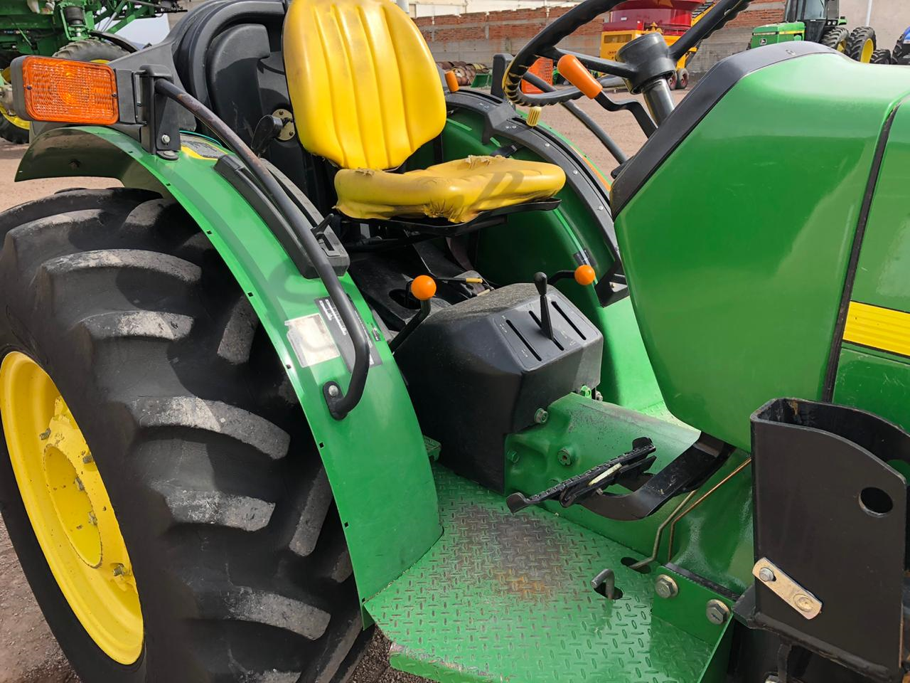 MAQUINARIA AGRICOLA INDUSTRIAL Tractor John Deere 5415 4x4, Angosto