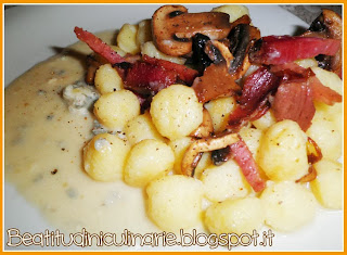 gnocchi funghi e speck su crema di gorgonzola